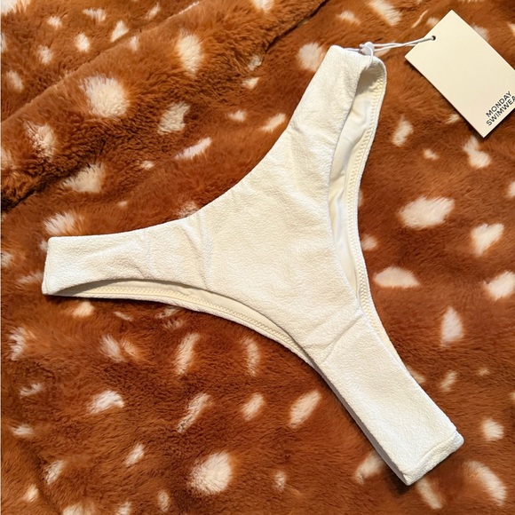 Capri Thong - Ivory Boucle - Picture 5 of 7
